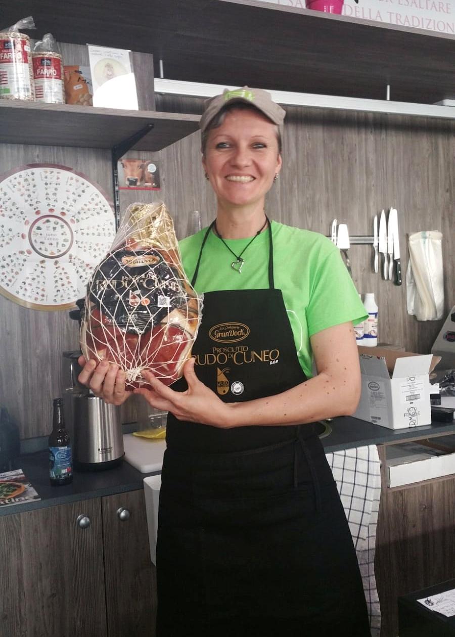 Anche Cristina ha il Prosciutto Crudo di Cuneo DOP.